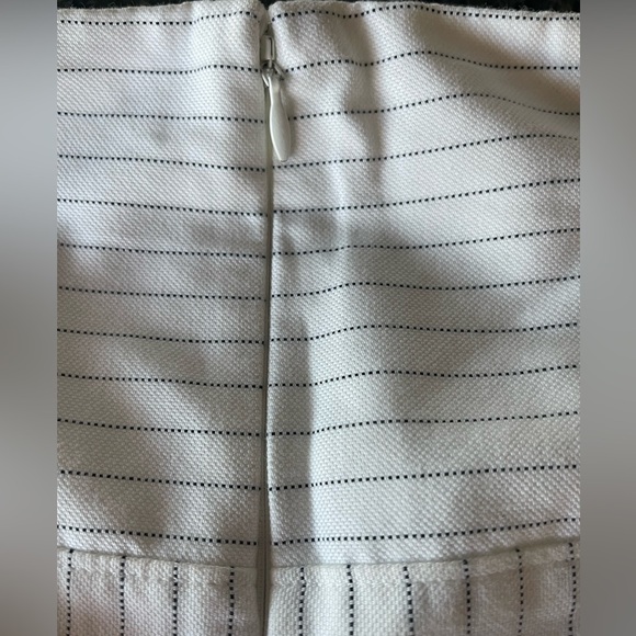 🔥🤍Ann Taylor size 6P white skirt with navy pinstripes. 6 decorative buttons! - Picture 4 of 6